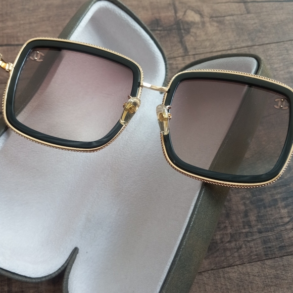 Authentic, Coach Square Sunglasses - Picture 4 of 12